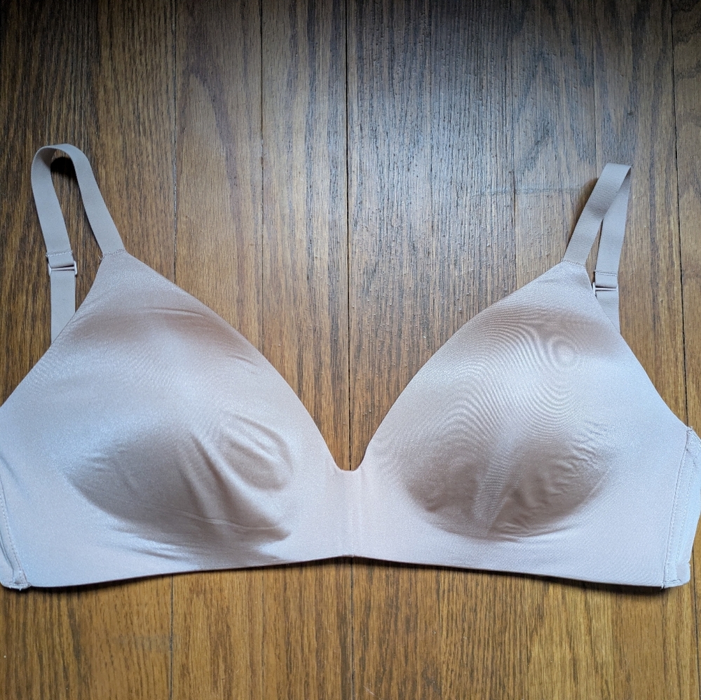 SKIMS Soft Beige Bra 32H